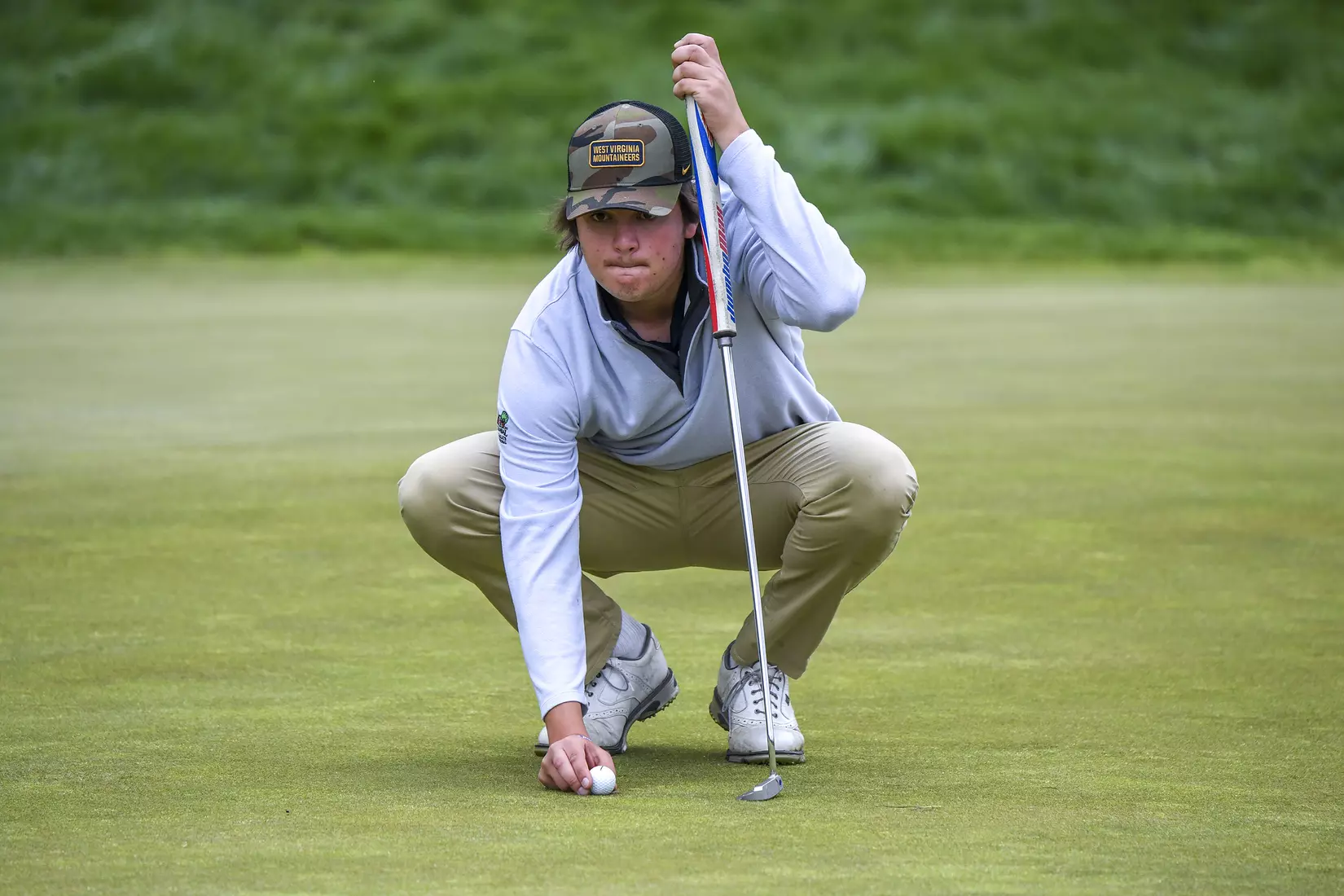 Will Stakel prepares to putt.