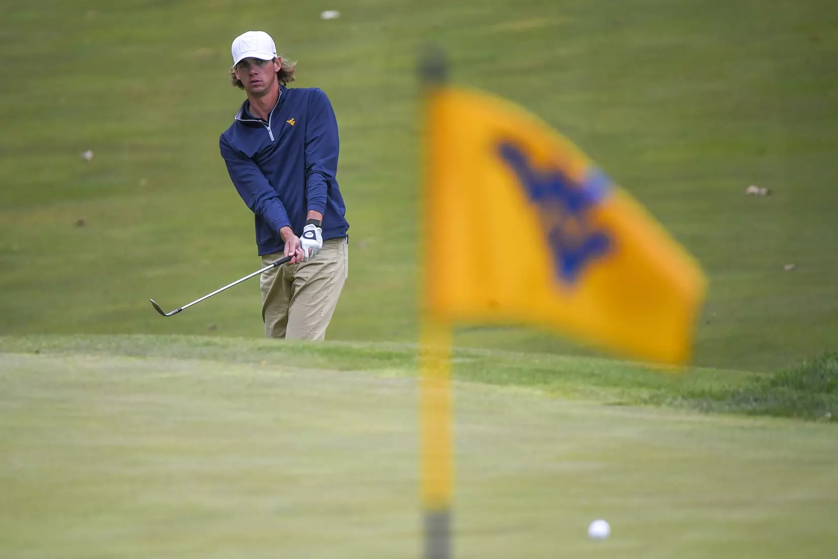 Mark Goetz chips his third shot on nine.