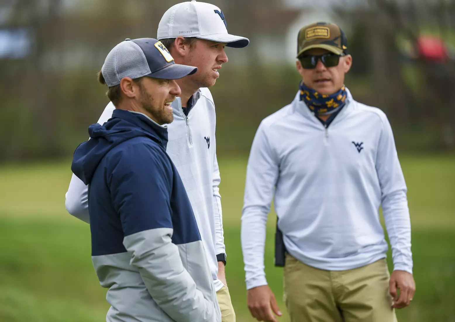 Trent Tipton confers with coaches Clay Bounds and Sean Covich.