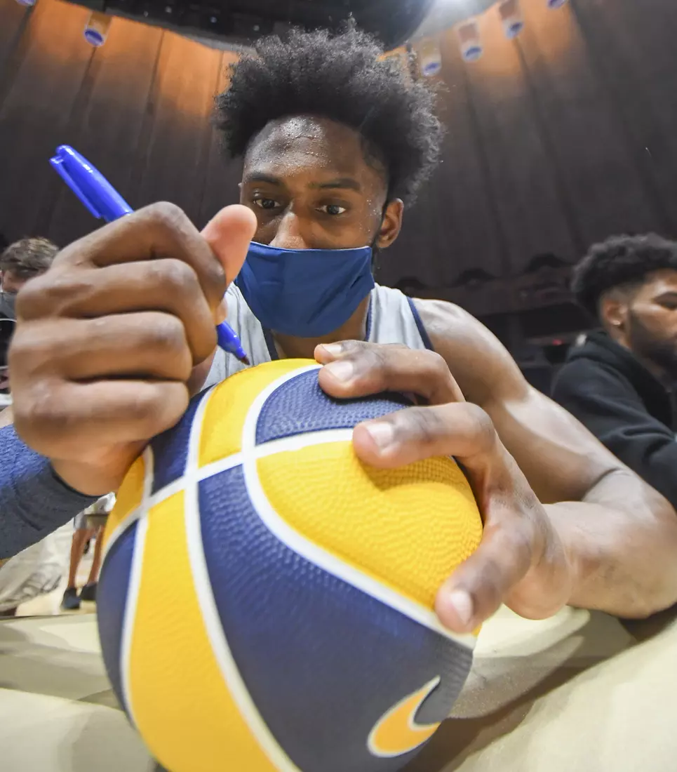 Gold Blue Debut action.