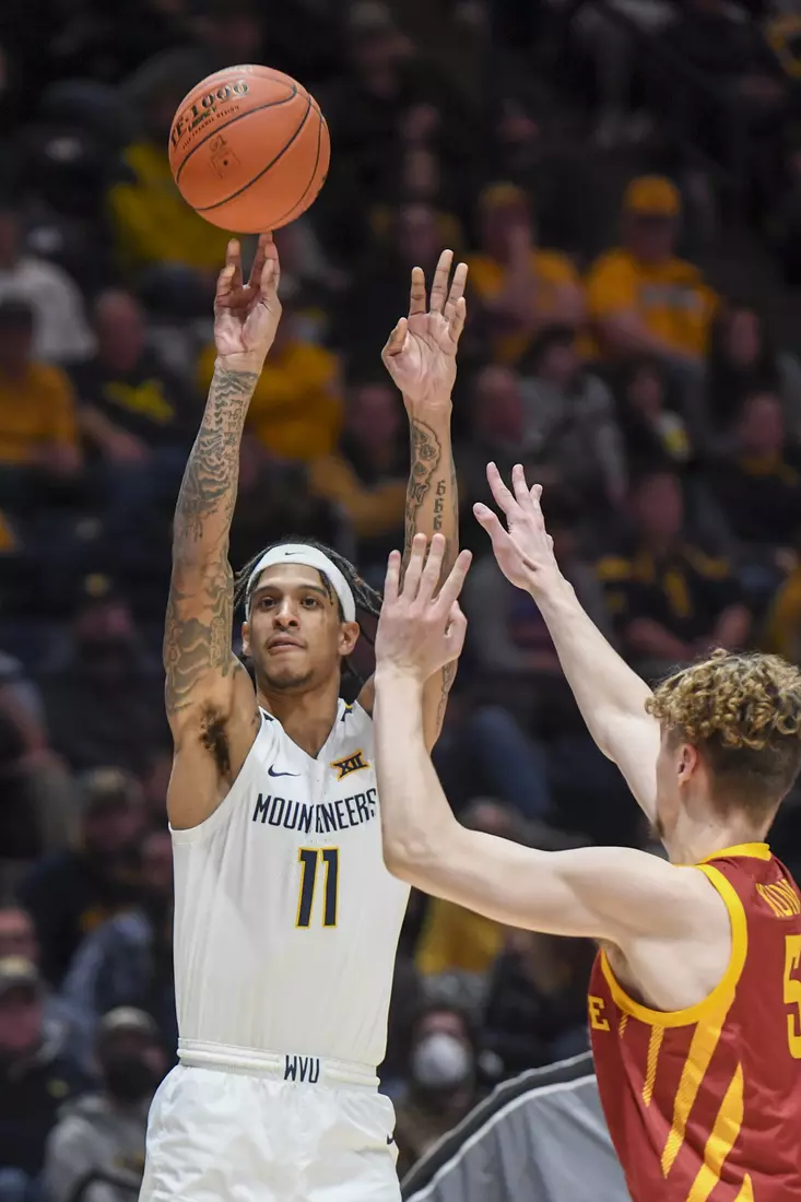 Oscar Tshiebwe goes up for the slam dunk.