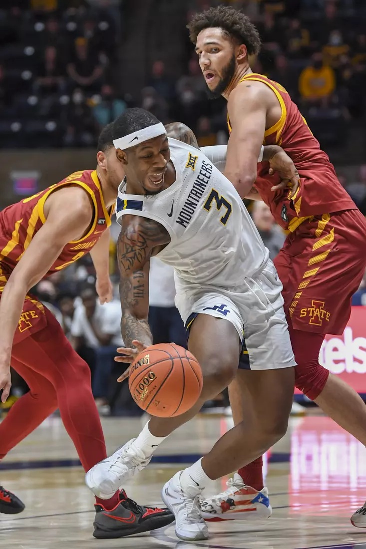 Oscar Tshiebwe muscles his way into the paint.