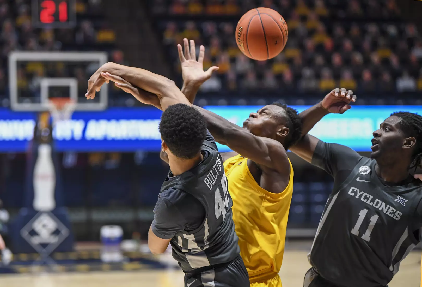 Oscar Tshiebwe fights for a rebound.