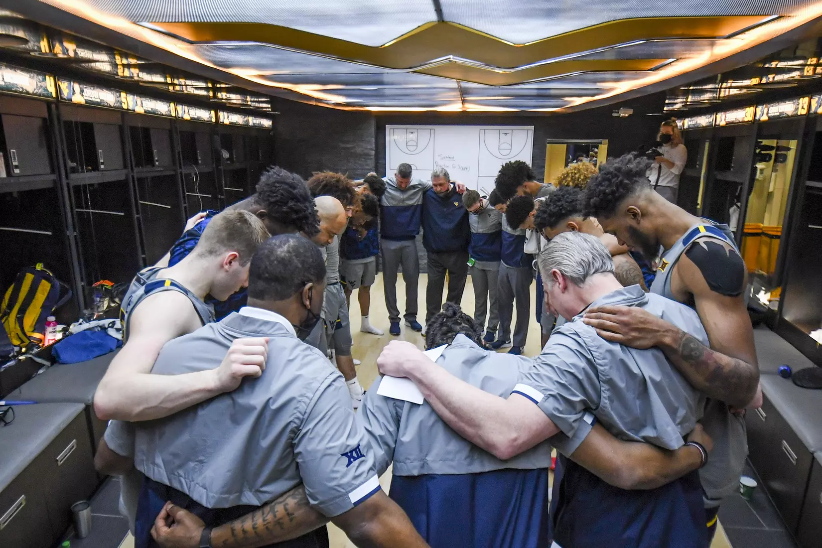 The Mountaineers celebrate the win.