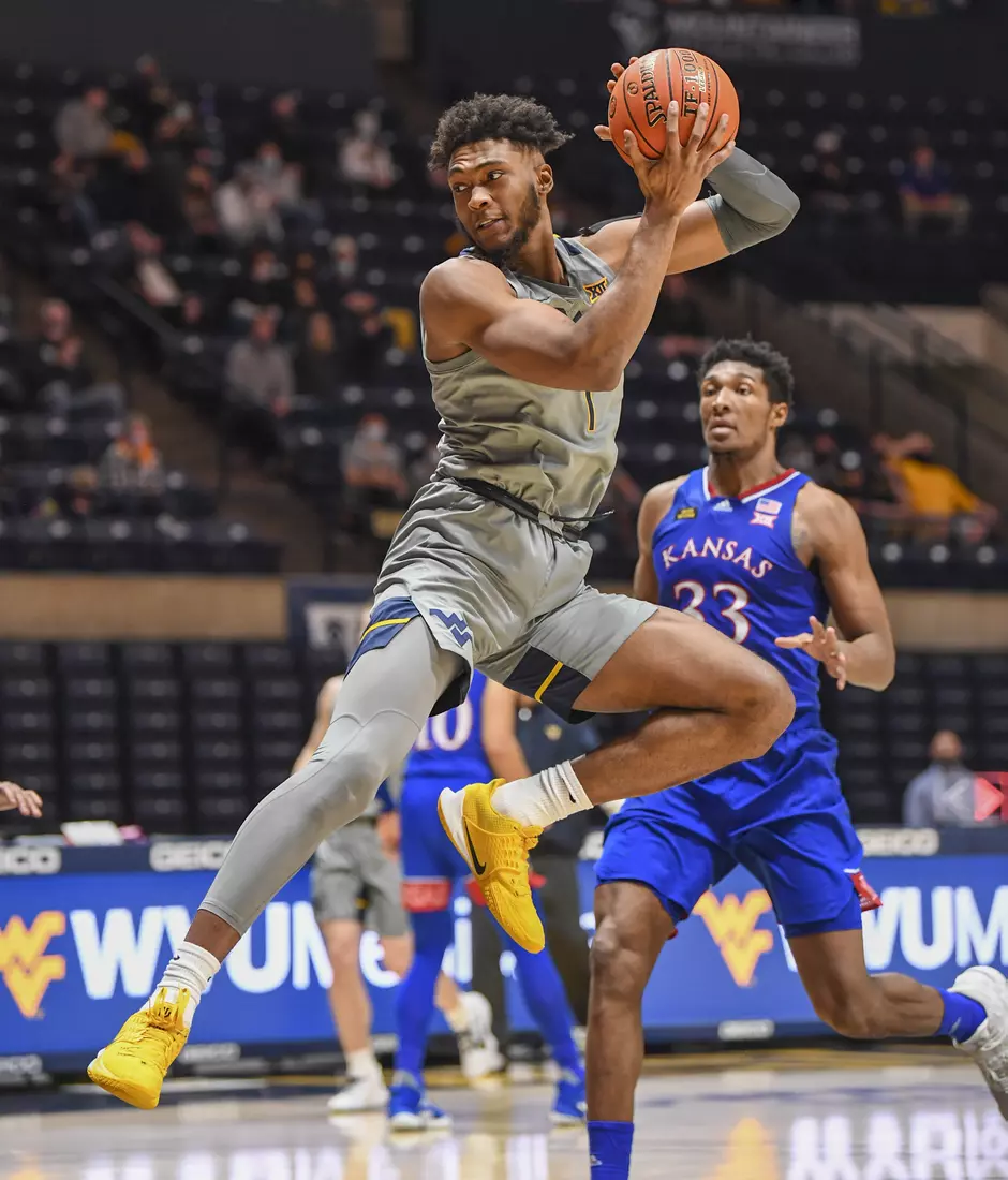 Derek Culver grabs a pass inside.