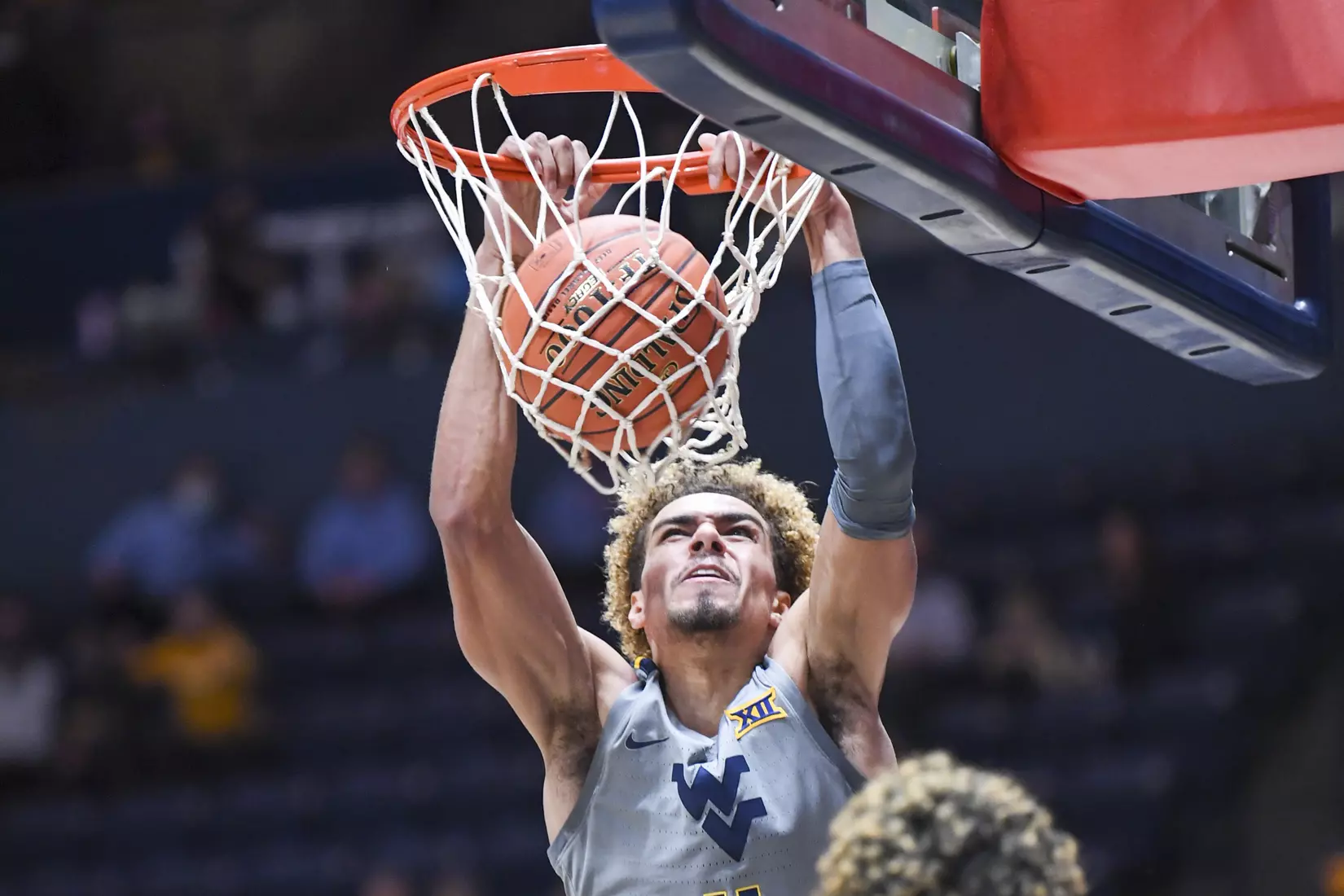 Emmitt Matthews Jr. slam dunks.