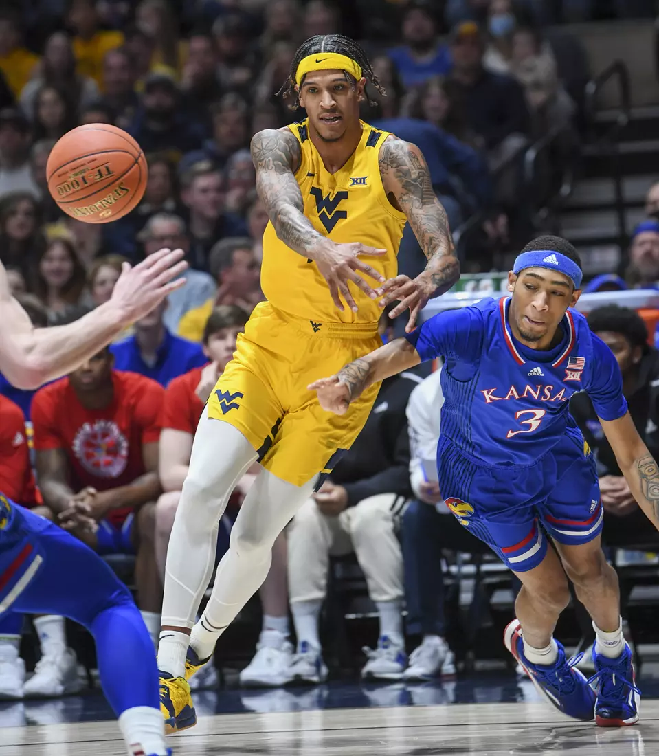 Jalen Bridges passes.