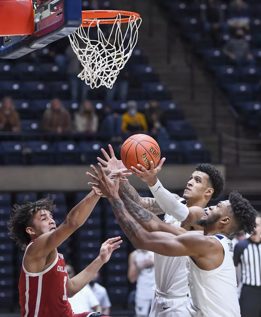 Derek Culver and Jalen Bridges scramble for the late rebound.