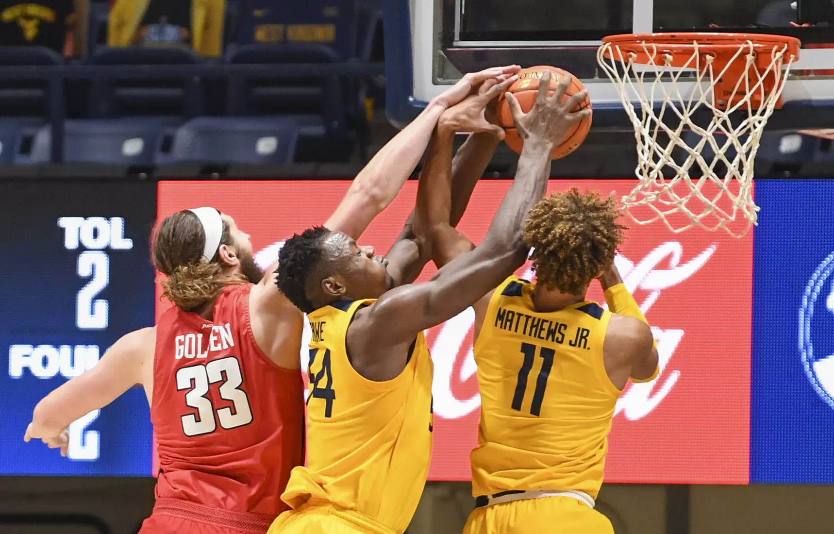Oscar Tshiebwe and Emmitt Matthews Jr. fight for an offensive rebound.