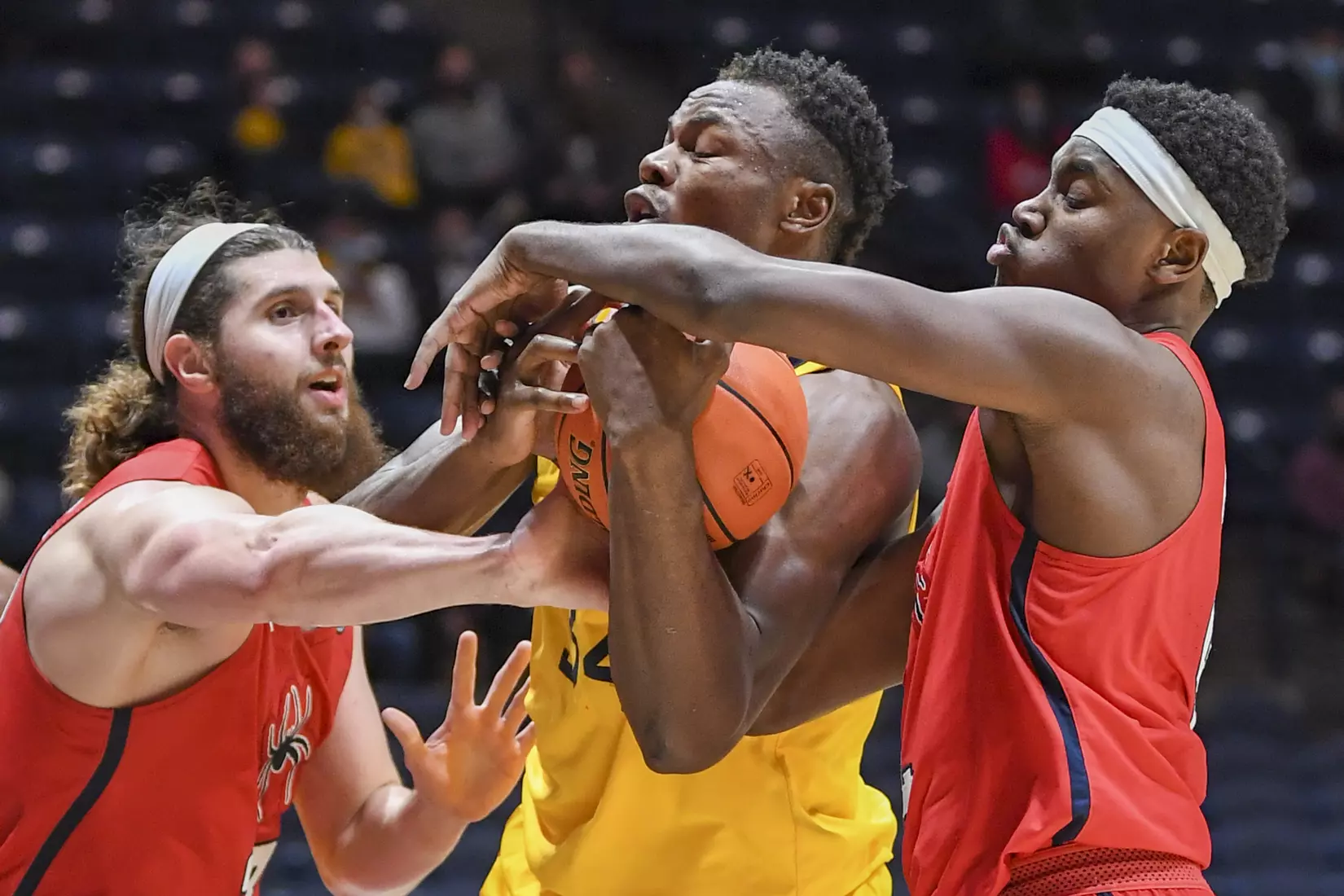 Oscar Tshiebwe fights for an offensive rebound.