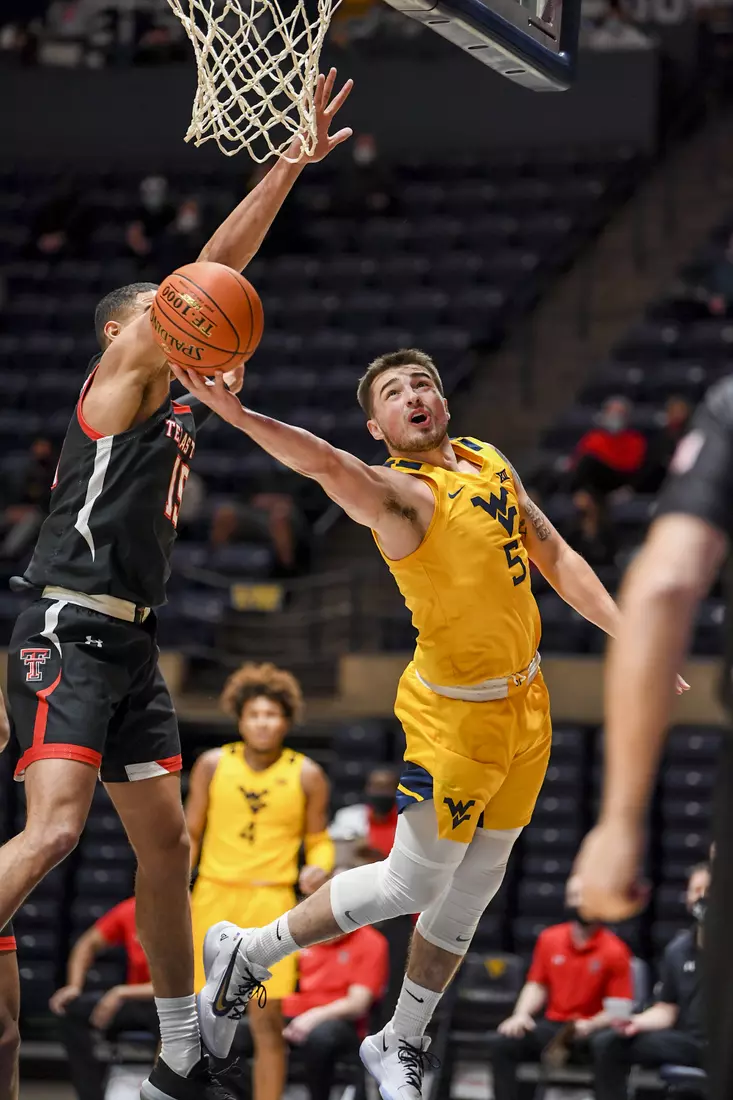 Jordan McCabe goes for the reverse layup.