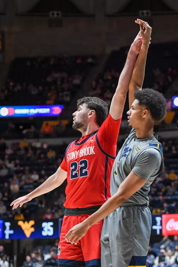 Tre Mitchell holds the three-pose.