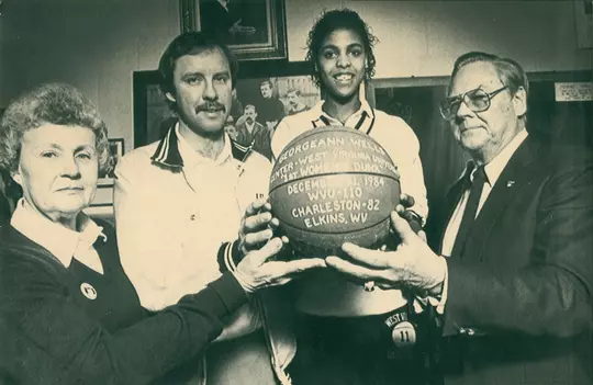 Georgeann Wells First Female to Dunk