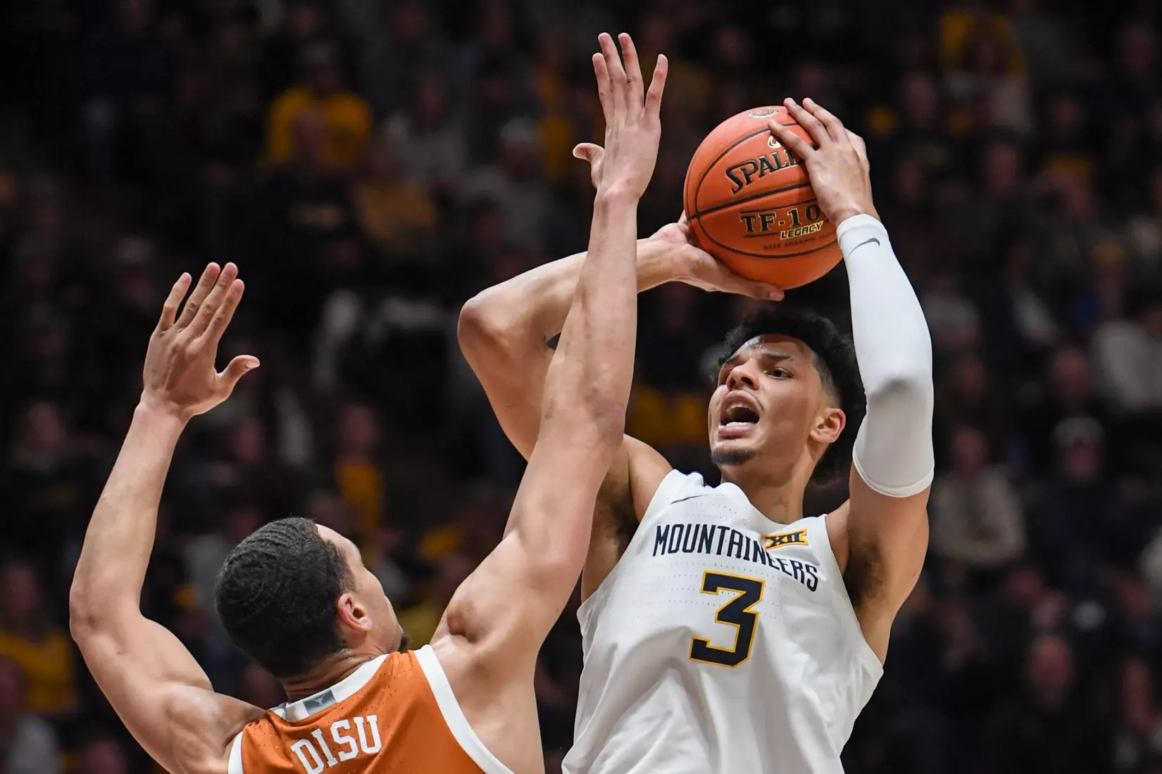 Tre Mitchell shoots.