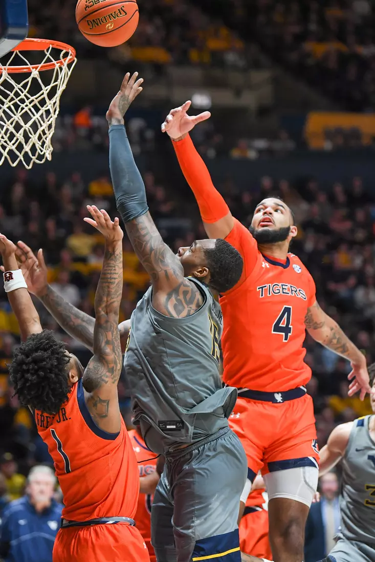 Jimmy Bell Jr. scores.