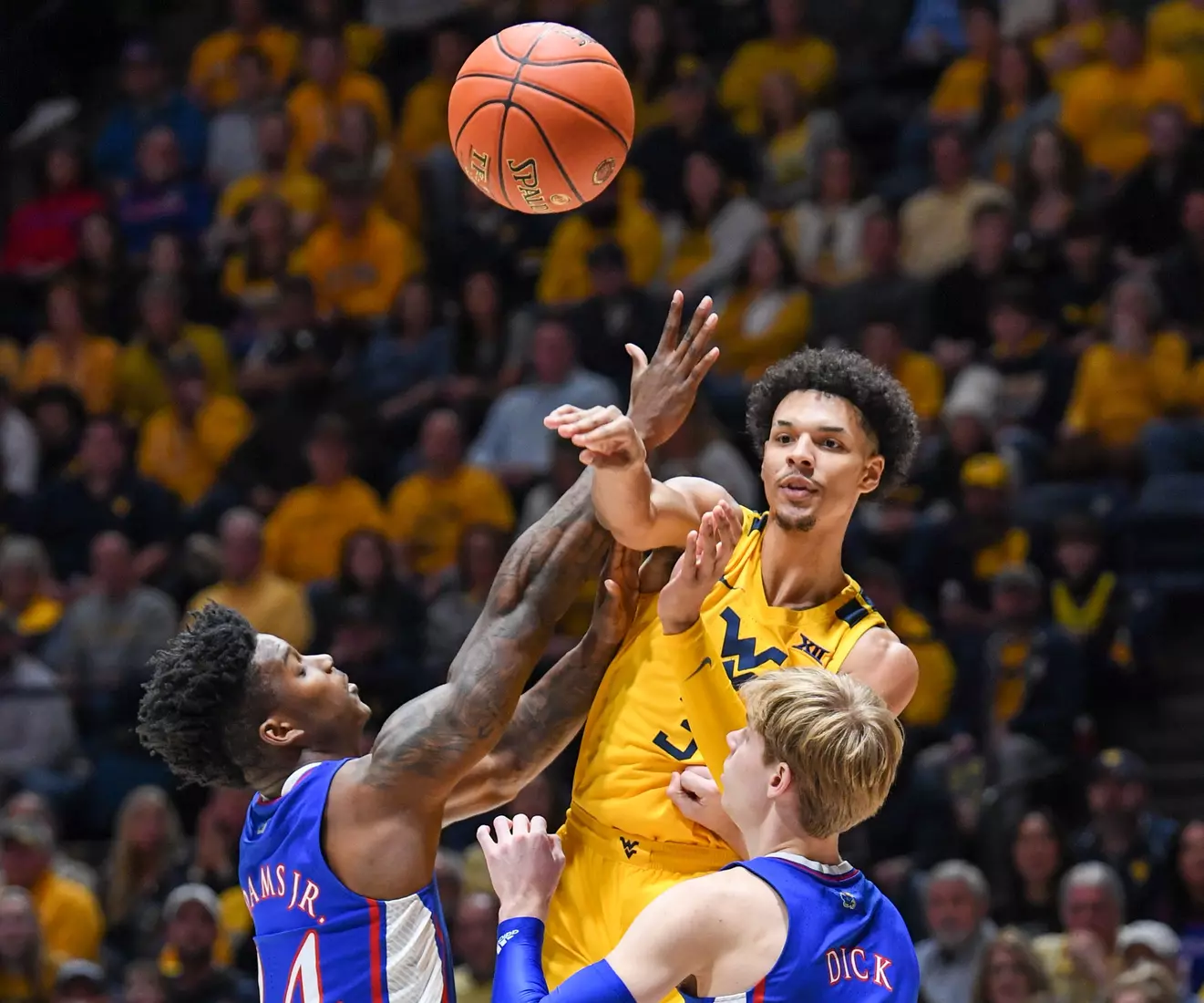 Tre Mitchell passes.