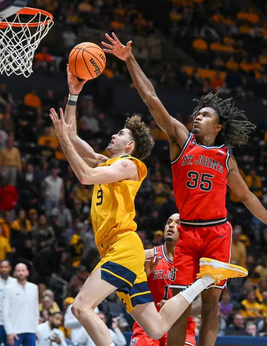 Ofri Naveh drives to the hoop.