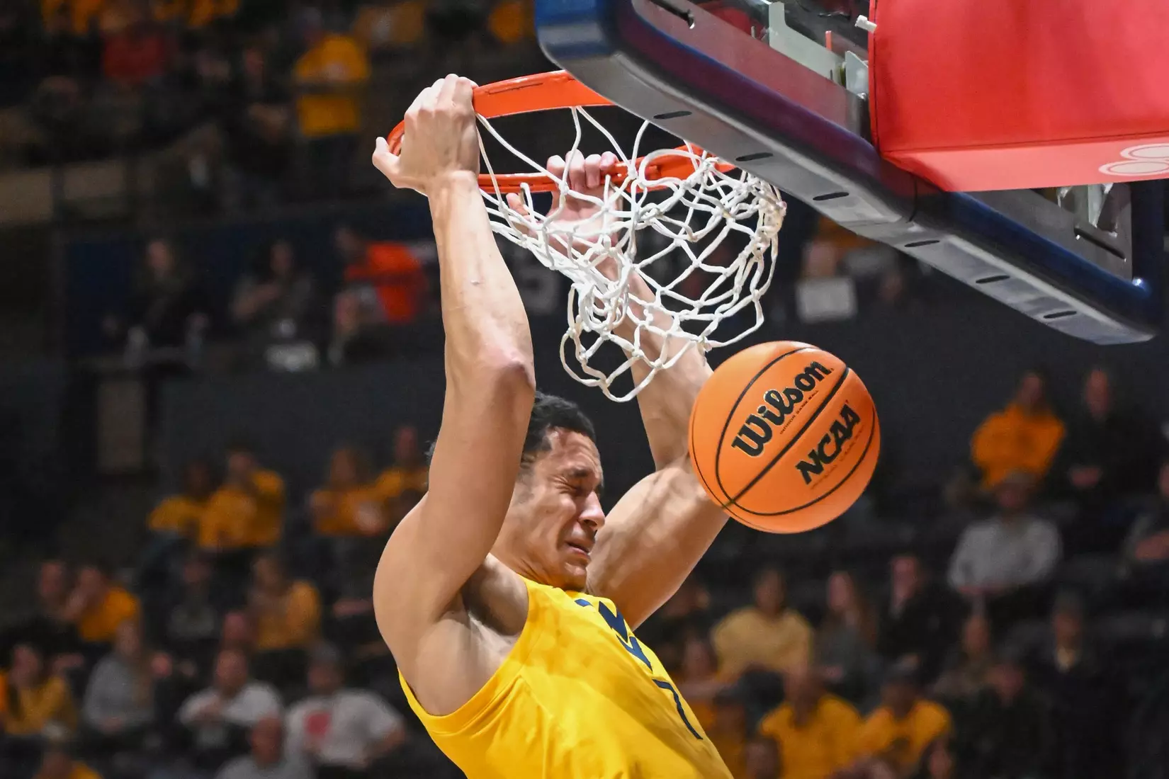 Jesse Edwards slams for two points.