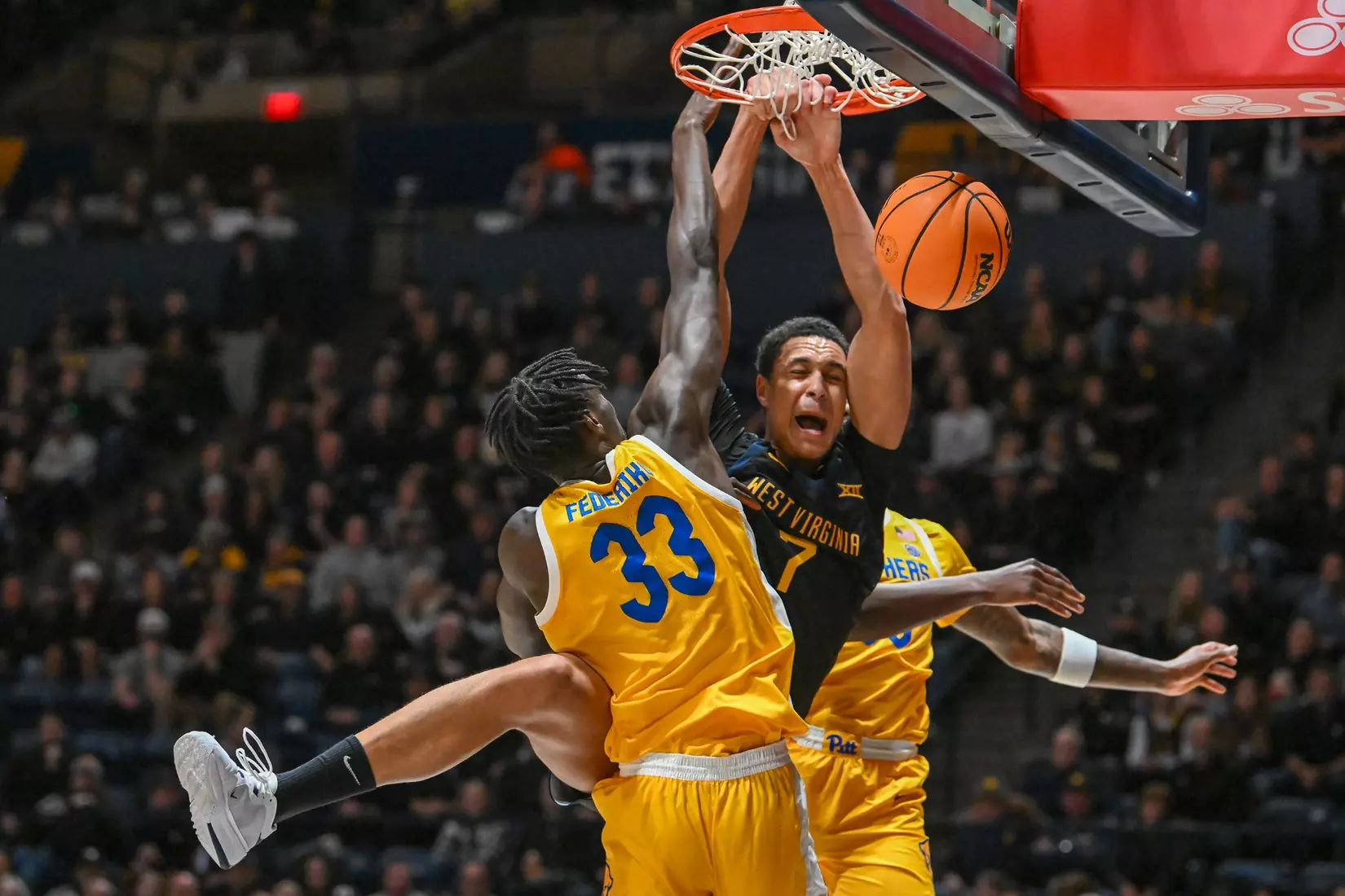 Jesse Edwards slams.