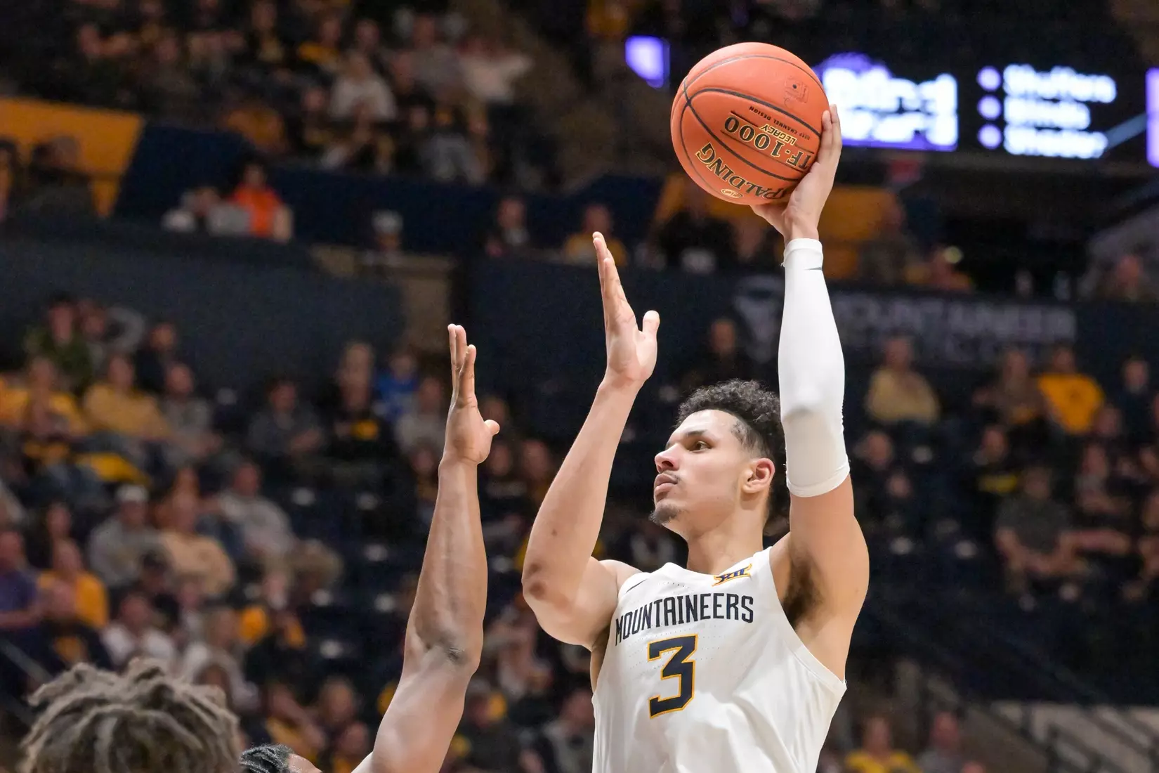 Tre Mitchell shoots.