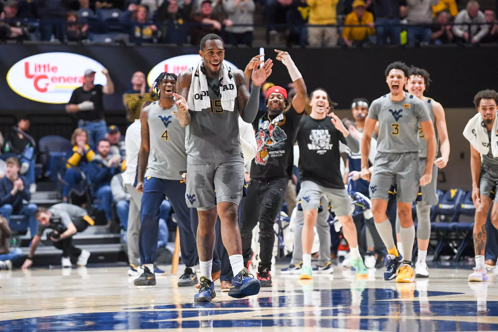 Jimmy Bell Jr. meets his teammates during a timeout.
