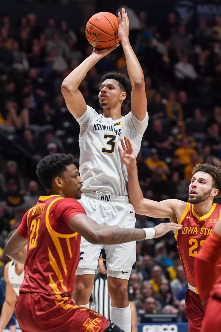 Tre Mitchell shoots.