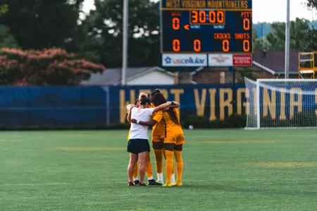 wsoc forwards huddle