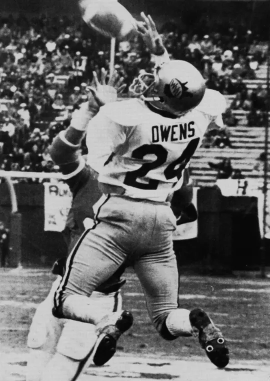 1975 Peach Bowl action