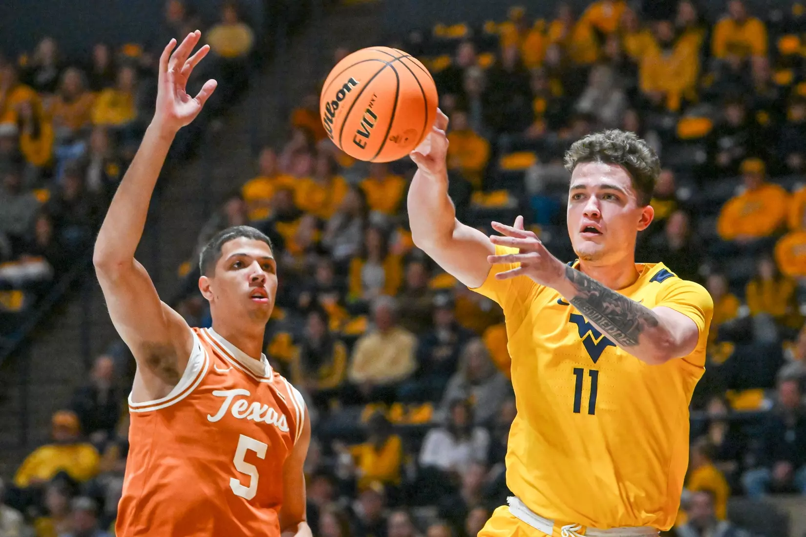 Quinn Slazinski passes the ball.