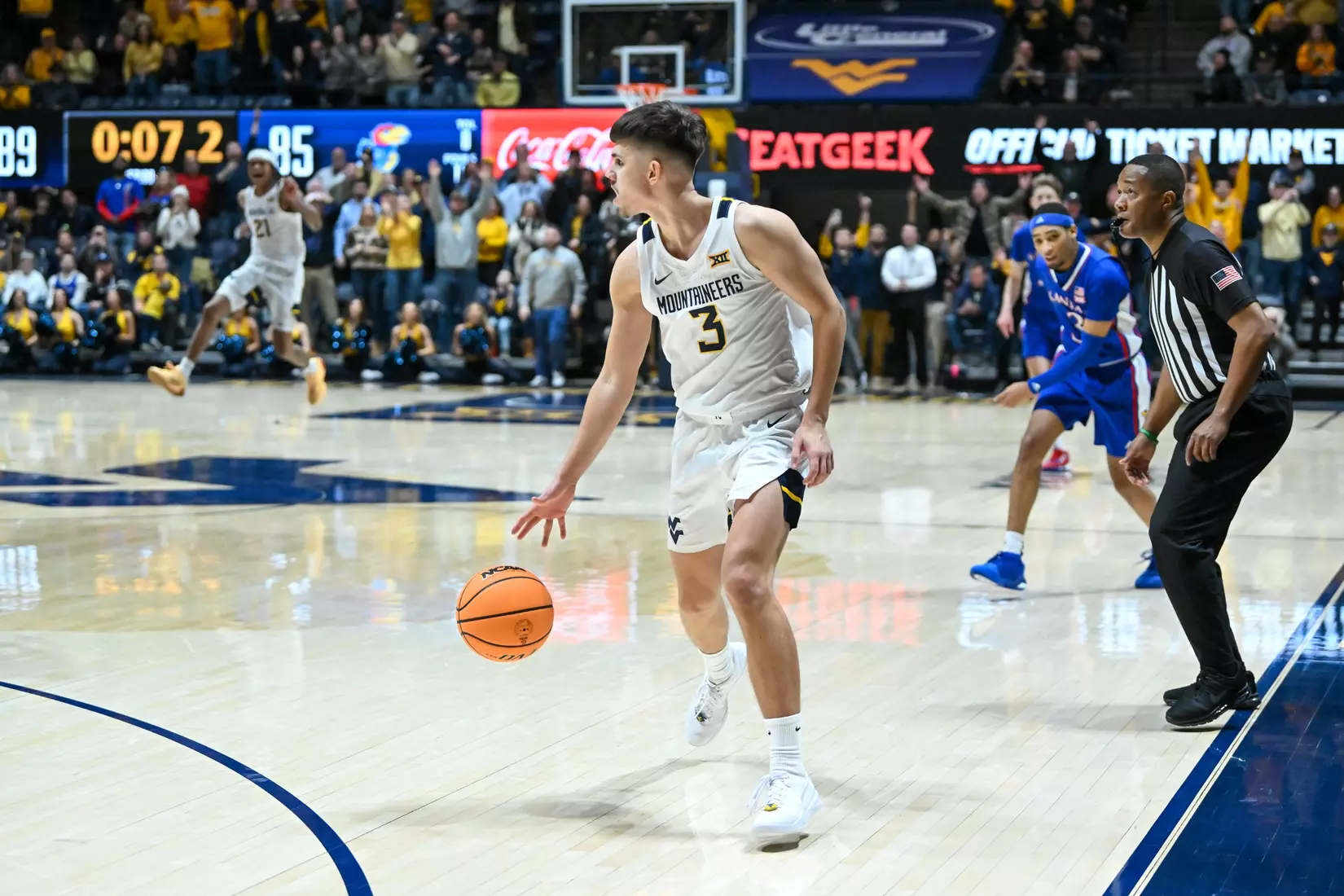 Kerr Kriisa runs out the clock after a last second steal.