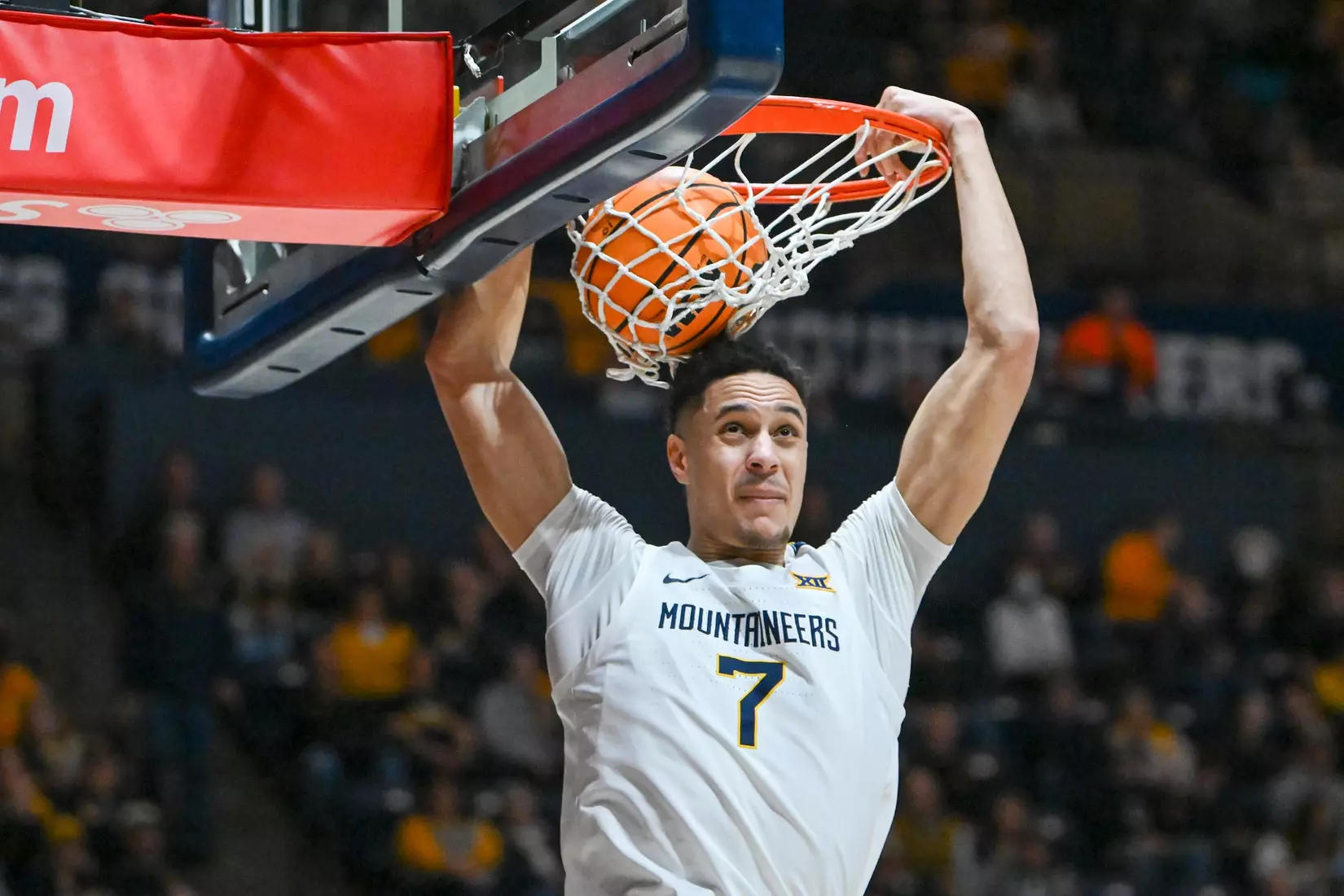 Jesse Edwards scores on a slam dunk.