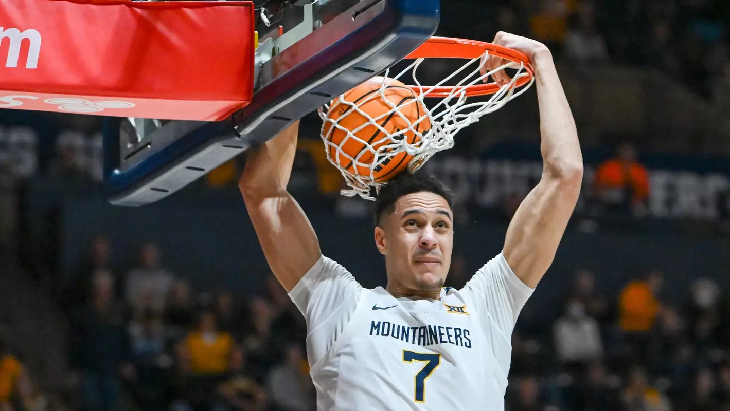 Jesse Edwards scores on a slam dunk.