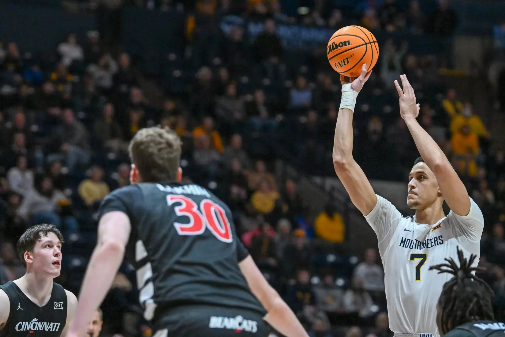 Jesse Edwards hits a crucial late free throw.