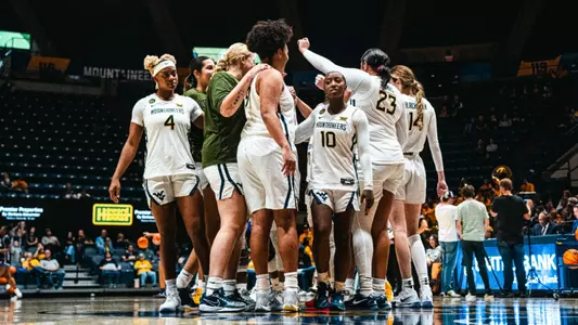 WBB Team Huddle Niagara