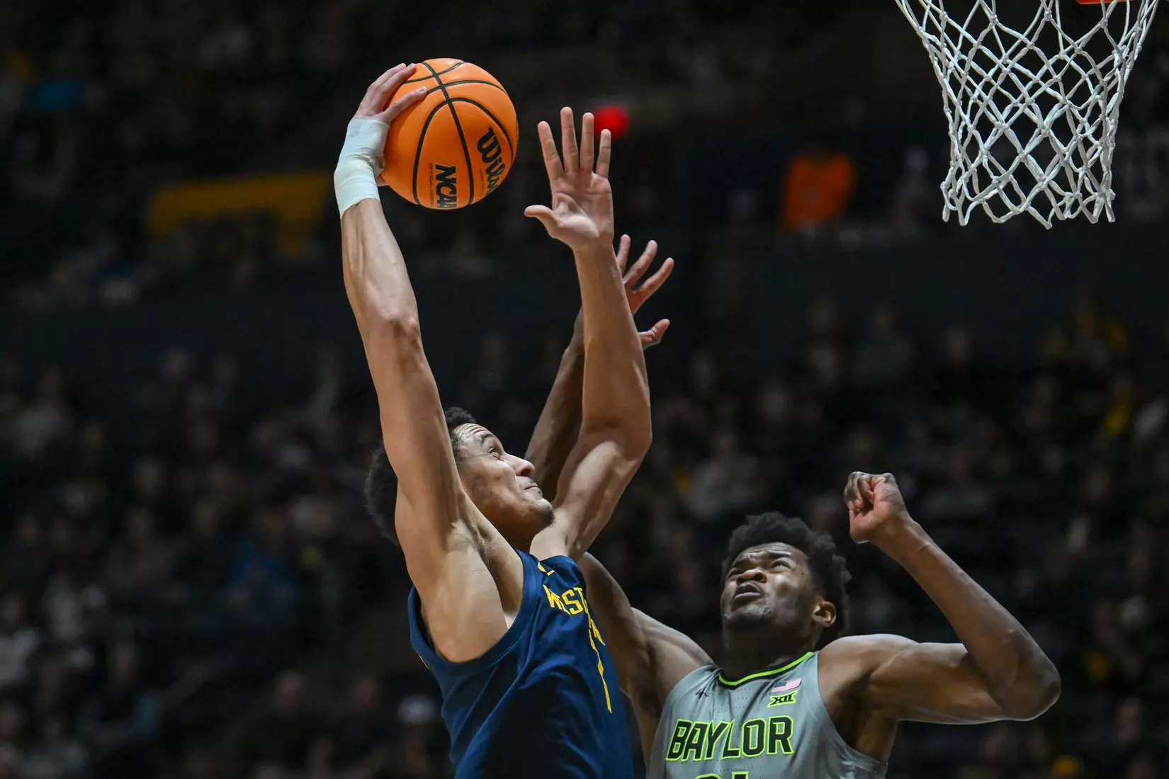 Jesse Edwards slam dunks.
