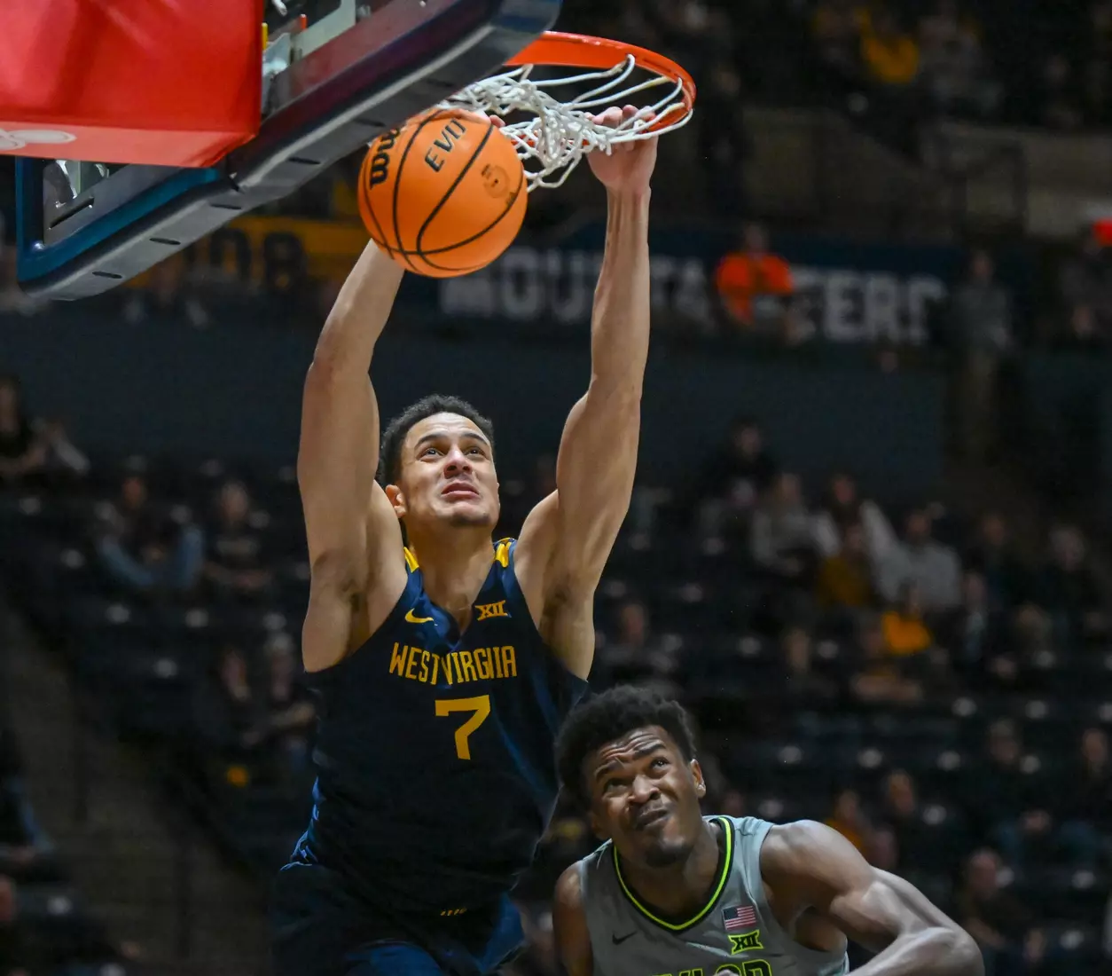 Jesse Edwards slams for two points.