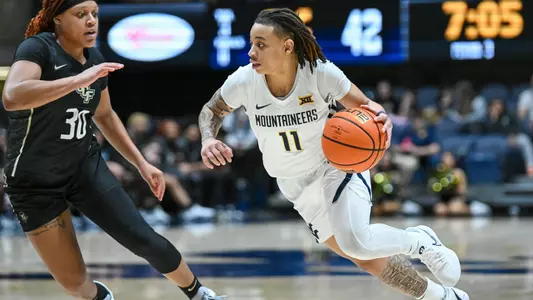 JJ Quinerly drives to the hoop.