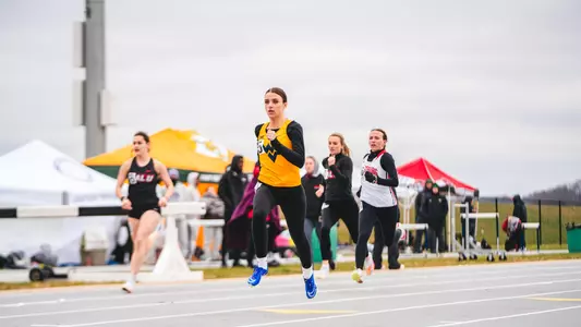 Lily Haught running the 400 meters