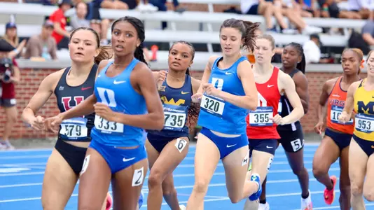 Cassie Williamson running the 800 meters