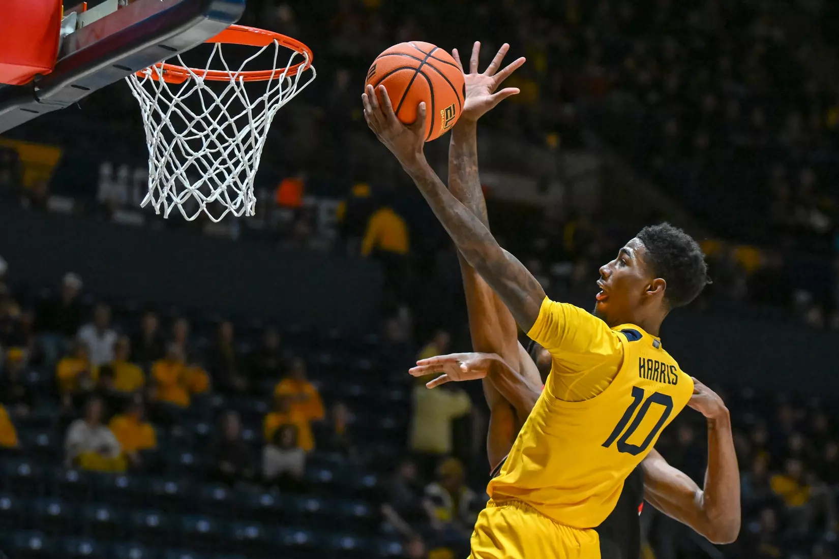 Sencire Harris scores two points.