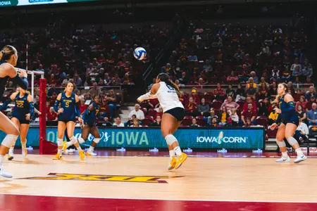 LonDynn Betts receive service