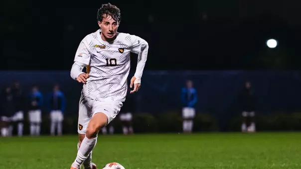 Julen Recalde dribbles the ball for WVU Men's Soccer