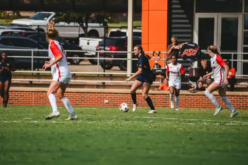 Jordyn Wilson looks to make a pass during a match at Oklahoma State.