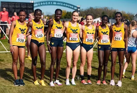 The Mountaineers pose for a team photo after their Nuttycombe Invitational win