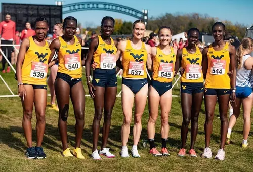The Mountaineers pose for a team photo after their Nuttycombe Invitational win