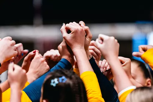 WVU Volleybal team huddles in the VCU match in the West Virginia Invitational