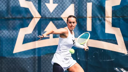 Laura Morillo returns a serve during a tennis match in the 2025-26 season