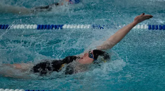 Sydney Metzler swimming