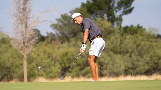 Brody Knowlton chips during the final round of the Tall City Classic