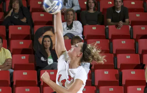 Volleyball Falls in Three at UIC Image